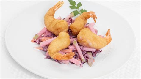 Langostinos en gabardina y ensalada de lombarda