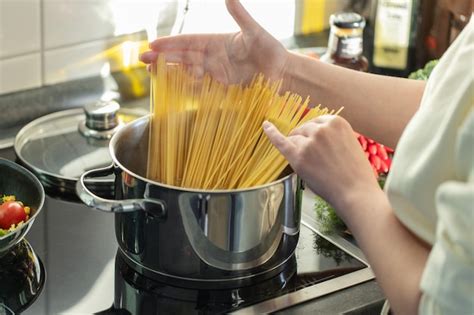Persona cocinando pasta en una olla grande