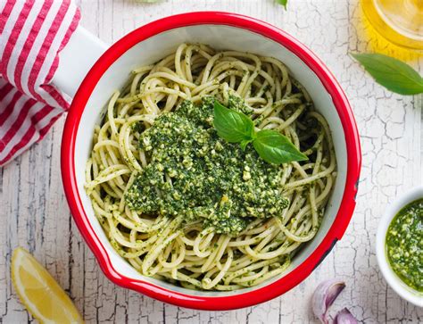 Plato de pasta mezclada con salsa pesto