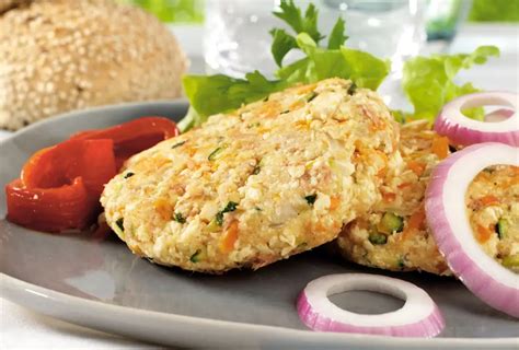 Hamburguesas de tofu y calabacín en un plato con ensalada