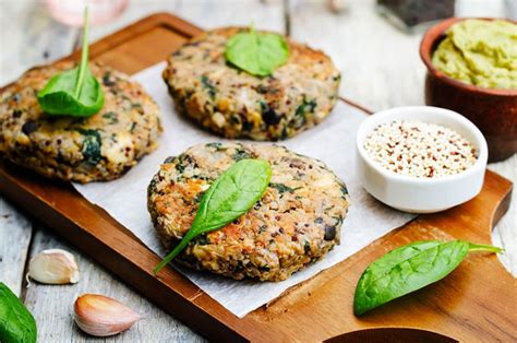 Masa de hamburguesas vegetales en un bol