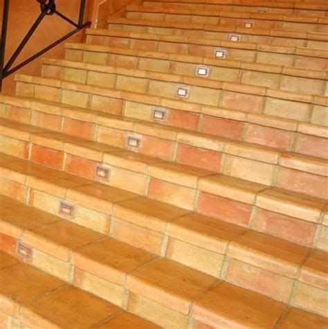 Muestra de peldaños de barro cocido con diferentes tonalidades