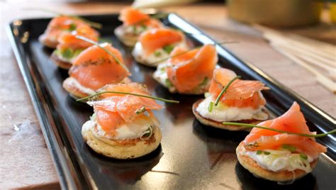 Blinis con salmón y eneldo