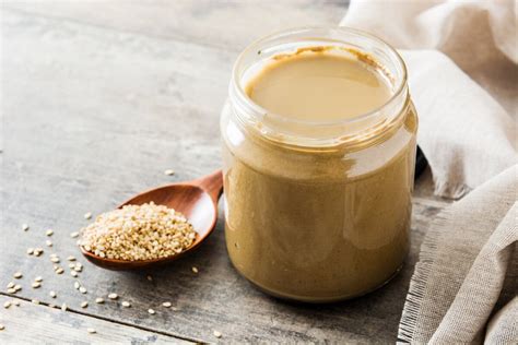Tahini o pasta de sésamo en un tazón