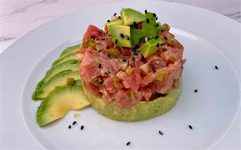 Presentación de tartar de atún con aguacate