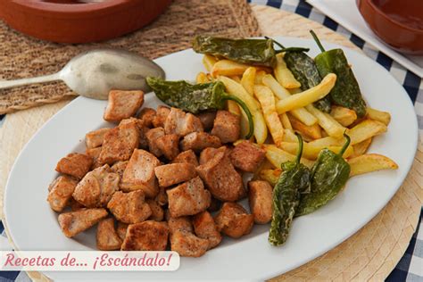 Plato tradicional de raxo gallego con patatas doradas