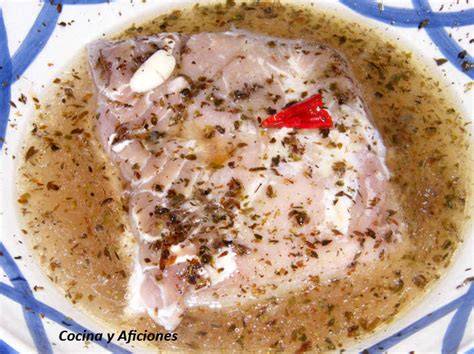Proceso de maceración del lomo de cerdo con ajo y aceite