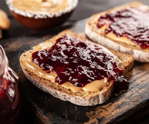Rollos de pan con mantequilla de maní y mermelada