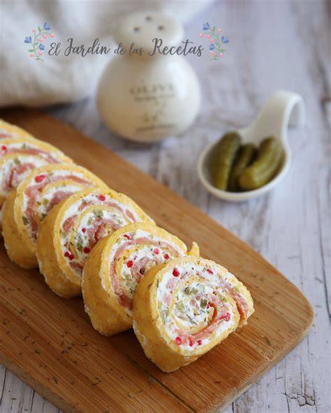 Rollitos de tortilla con salmón y cebollino