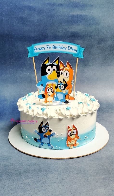 Pastel de Bluey y Bingo con detalles de huellas de patas