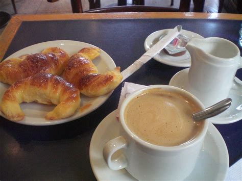 Infografía mostrando diferentes formas de comer medialunas con café con leche