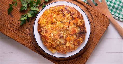 Tortilla de manzana y cebolla en un plato