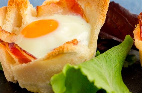 Huevos al horno en tartaletas de pan de molde