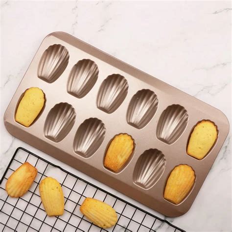 Molde para magdalenas con pan de molde aplanado