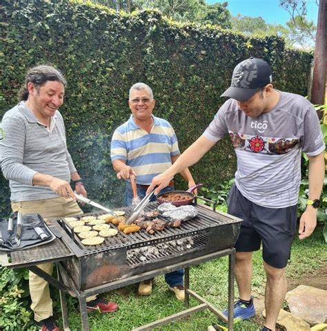 Parrillada al aire libre con amigos y familia