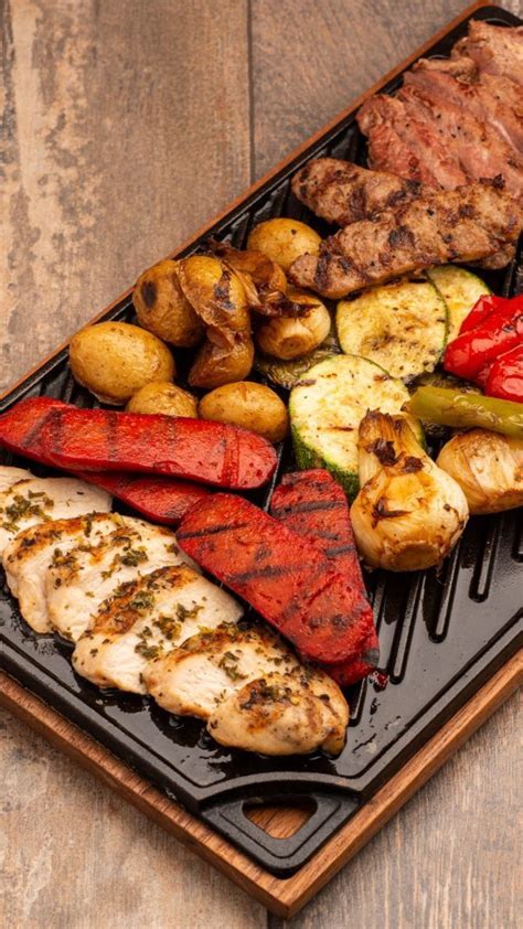 Parrillada variada con carnes y verduras asadas
