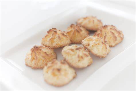 Besitos de coco terminados en un plato