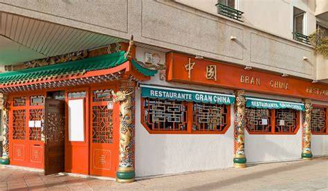 Fachada de Restaurante Gran China con señalización visible