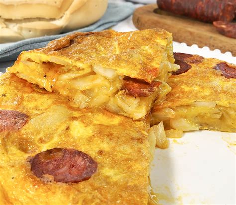 Tortilla de patatas con chorizo jugosa