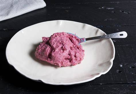 Frutos rojos y crema de cacao como decoración de tortitas