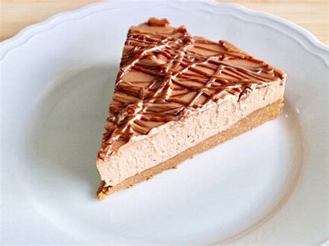 Tarta de crema de cacao y avellanas decorada