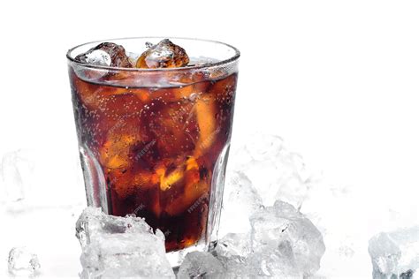 Vaso de Coca-Cola con cereza y hielo