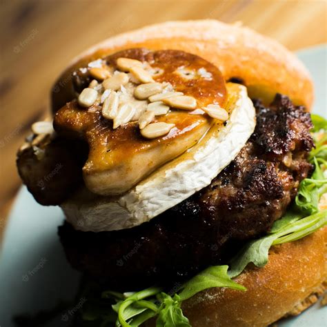 Hamburguesa navideña con foie y queso brie