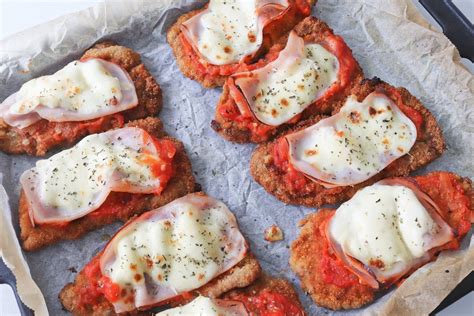 Milanesa a la napolitana recién salida del horno