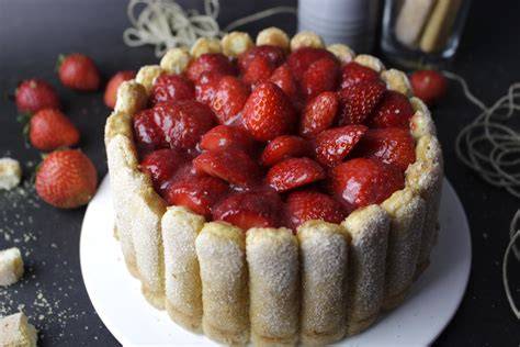 Tarta Carlota con fresas y gelatina brillante
