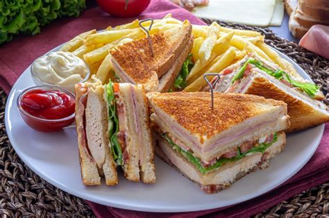Club Sandwich cortado en cuartos