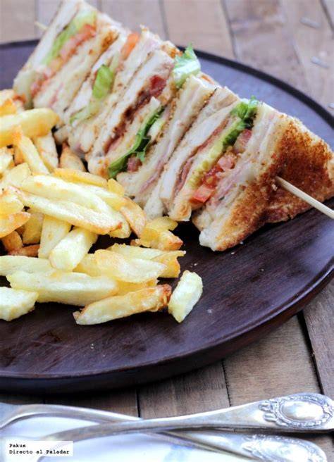 Club Sandwich con patatas fritas como guarnición