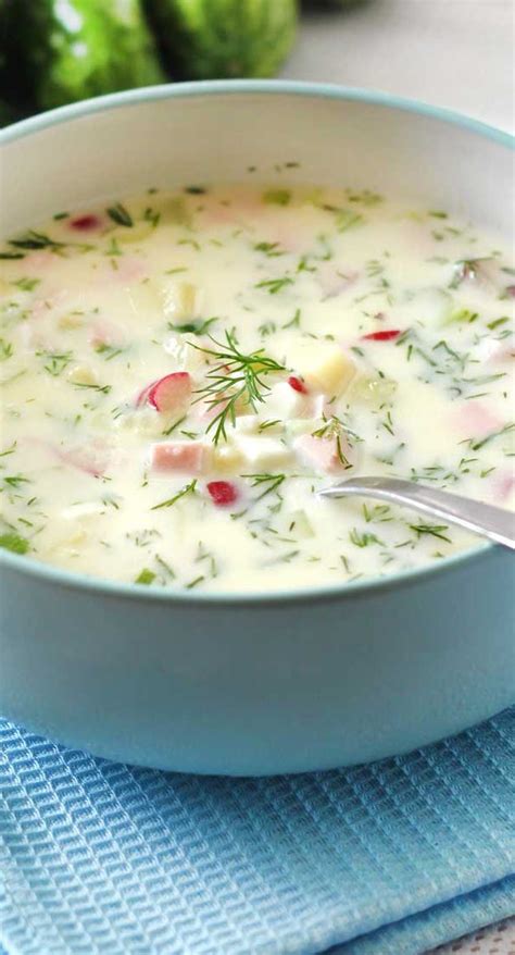 Ingredientes frescos para sopa de pepino