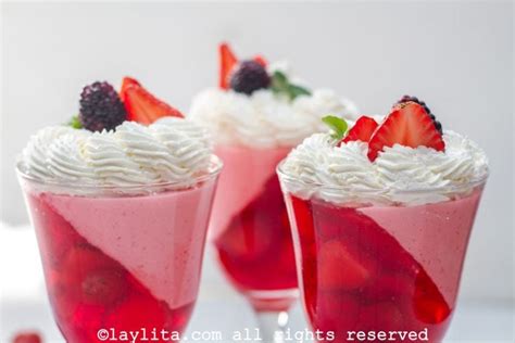 Postre de papaya en copas decorado con fresas