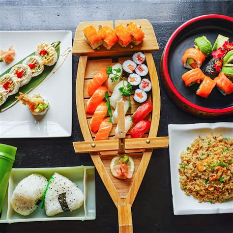 Platos variados de Taiyo Sushi Bar, incluyendo sushi y otros platos asiáticos