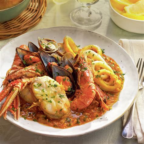 Plato de Bouillabaisse con pescado y marisco