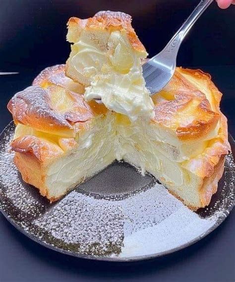 Pastel Karpatka cubierto de azúcar glas
