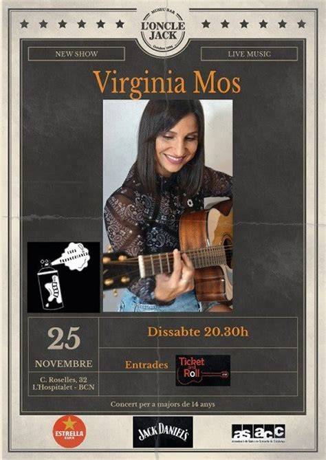 Virginia Mos actuando en un concierto, guitarra en mano