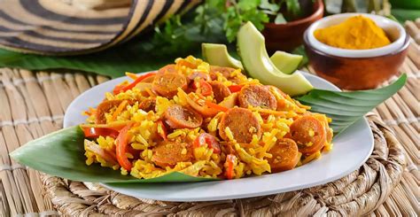 Arroz trifásico con papas fritas listo para servir