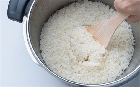 Arroz blanco cocinándose en una olla
