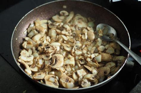 Champiñones salteándose en una sartén