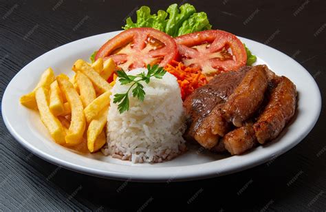Plato de arroz trifásico con papas fritas y ensalada