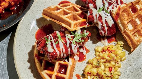 Pollo frito glaseado sobre waffles
