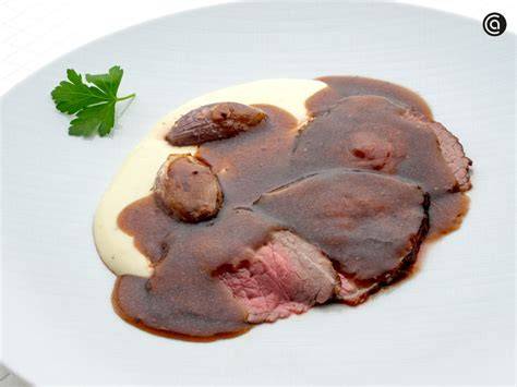 Roast beef cortado en lonchas y servido con salsa