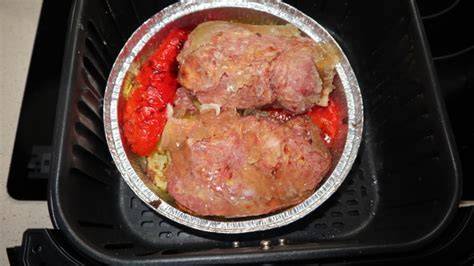 Freidora de aire cocinando codillo de cerdo