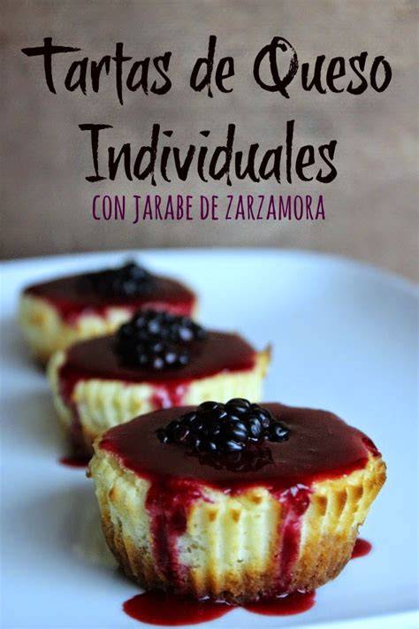 Tartas de queso individuales en vasitos con arándanos