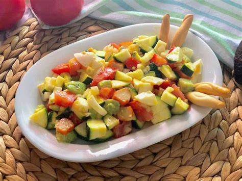 Ensalada de calabacín horneado con aguacate y tomate