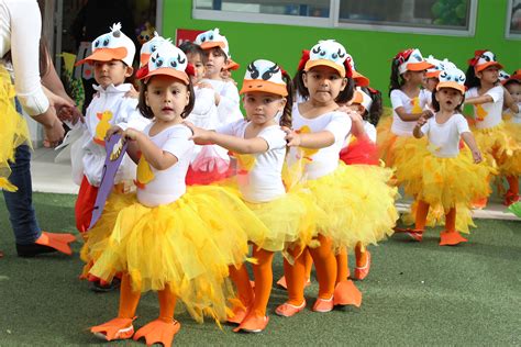 Niños disfrazados de pollitos