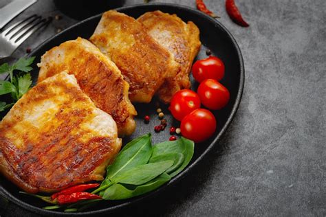 Filetes de cerdo salpimentados en una sartén caliente