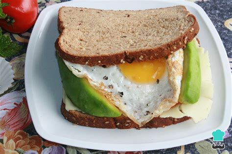 Sándwich verde con huevo cocido y aguacate