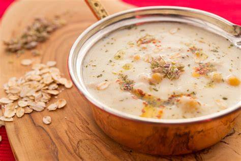 Sopa de harina de Basilea recién hecha en un cuenco con queso rallado